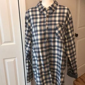 Men’s soft shirt, wooden like buttons NWT